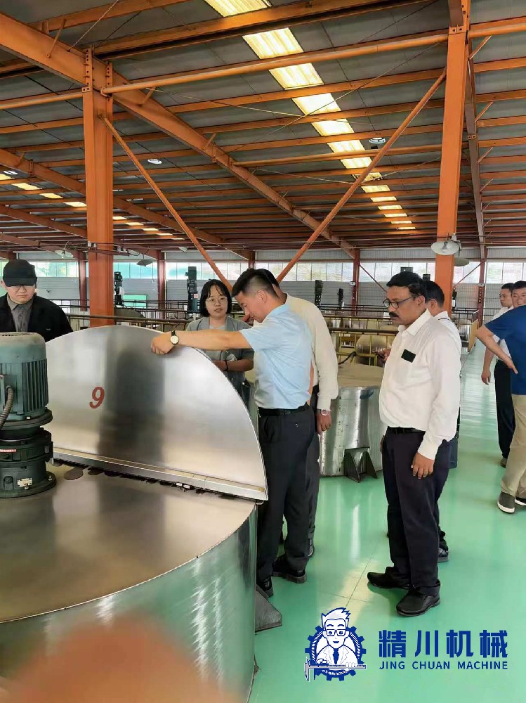 国外客户参观工厂搅拌罐.jpg