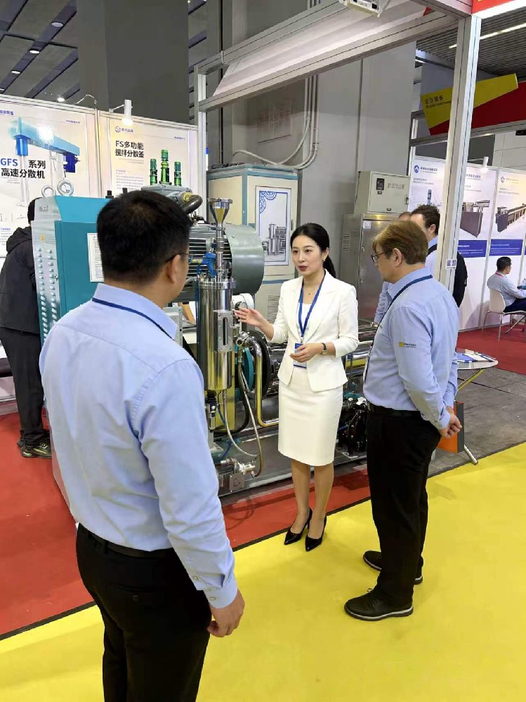 参加上海涂料展会国外友人参观.jpg